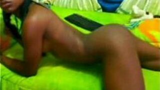 Sexy skinny black teen shaking her booty porn video